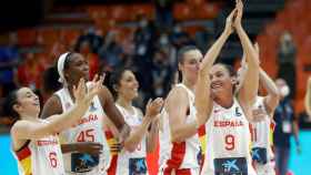 Las jugadoras de la selección española femenina de baloncesto celebran una victoria