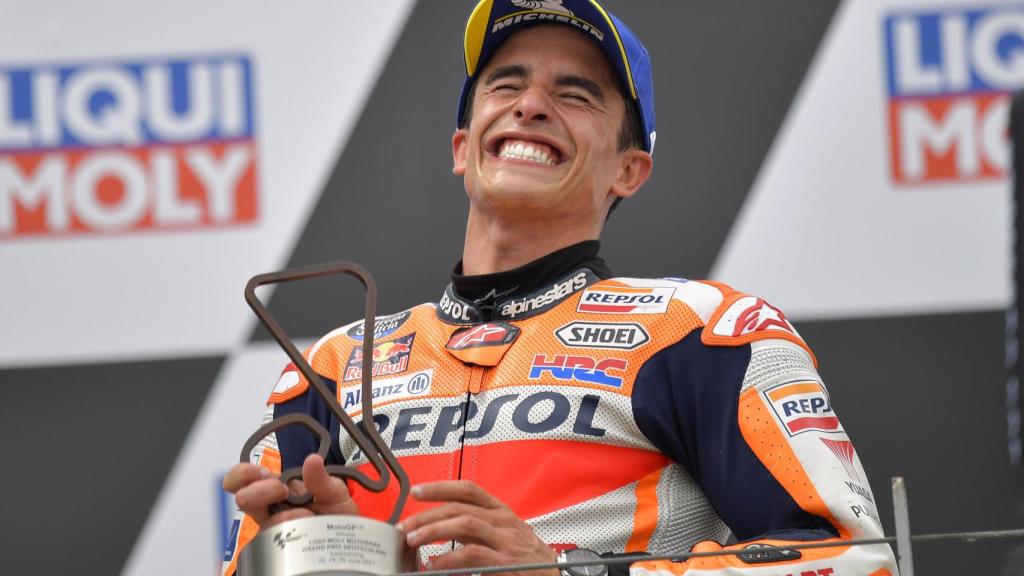 Marc Márquez celebra su victoria en el Gran Premio de Alemania, en el circuito de Sachsenring.