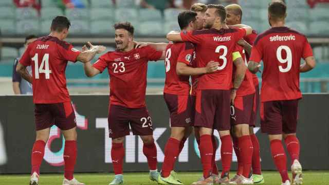 Los jugadores de la selección de Suiza celebran el gol de Xherdan Shaqiri en la Eurocopa 2020