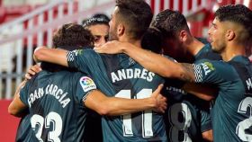 Piña de los jugadores del Rayo Vallecano en la final para ascender a Primera División