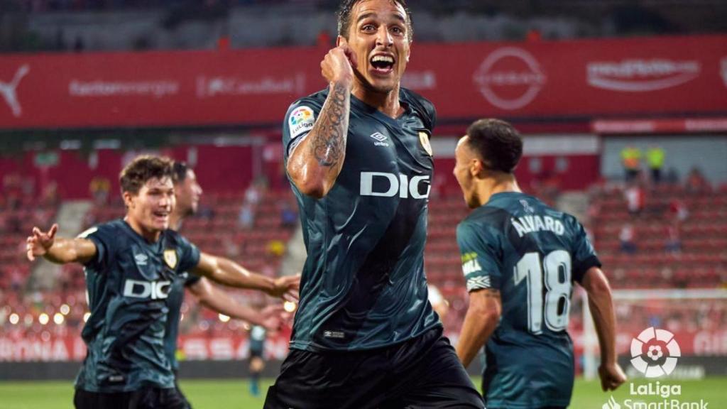 Óscar Trejo celebra un gol del Rayo Vallecano ante el Girona para el ascenso a Primera División