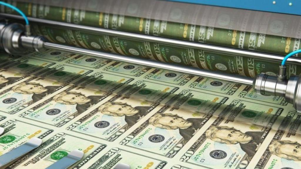 Un rodillo de impresión de billetes de dólar.