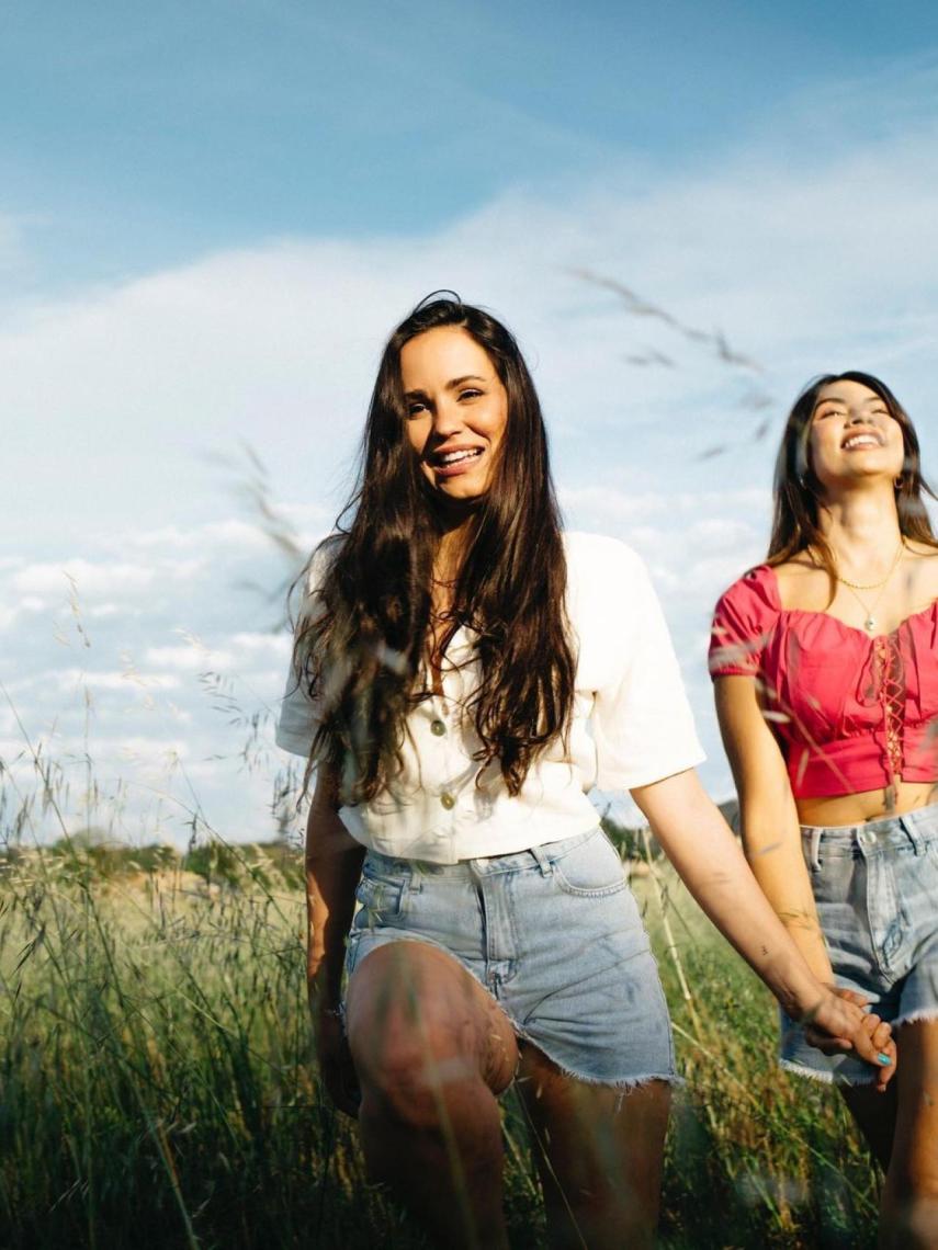 La joven diseñadora ha lanzado su nueva colección y ejerce de imagen y modelo de la misma.