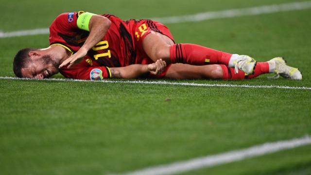 El futbolista Eden Hazard, quejándose en el suelo de uno de sus tobillos.
