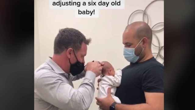 El video de la 'quiropraxis' en un recién nacido.
