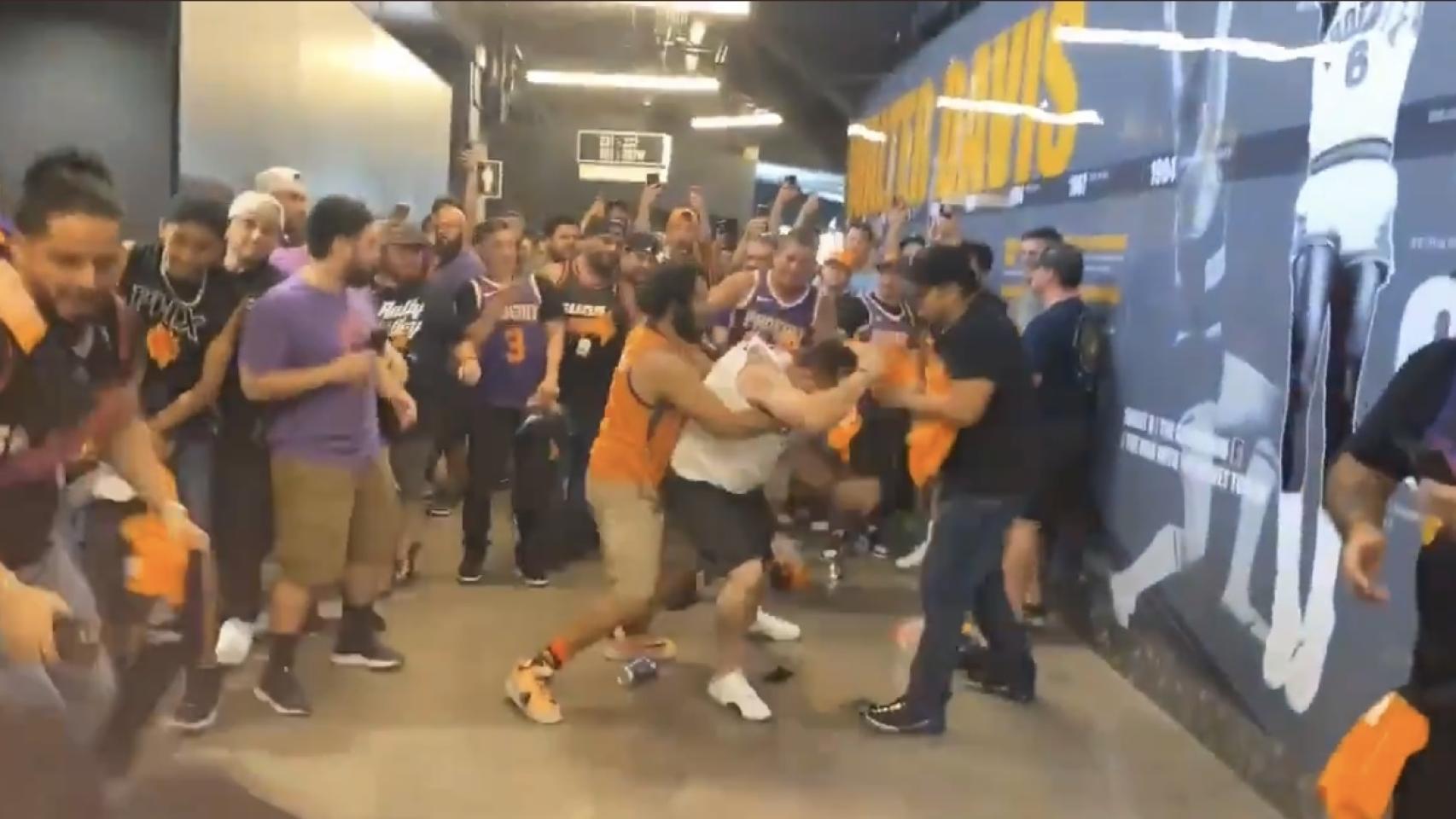 Brutal pelea en la NBA entre aficionados de los Phoenix Suns y Los Ángeles Clippers