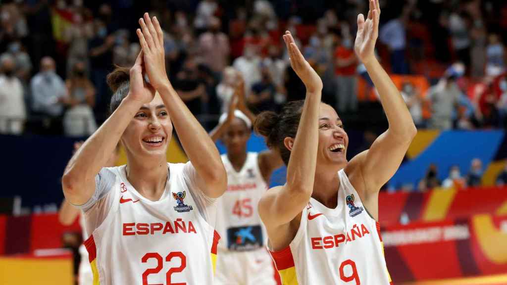 María Conde y Laia Palau celebran el triunfo ante Montenegro