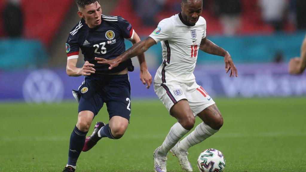 Billy Gilmour presiona a Sterling en el Inglaterra - Escocia de la EURO 2020