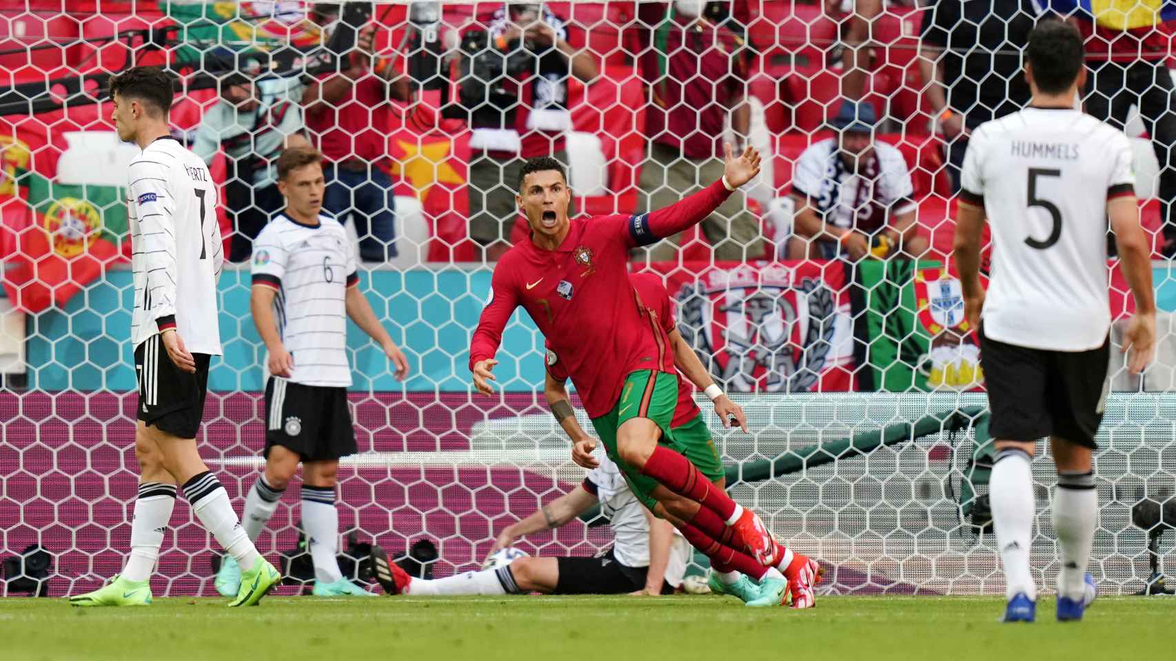 Cristiano Ronaldo celebra su gol ante Portugal