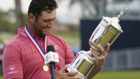 Jon Rahm, emocionado, observando el título del US Open
