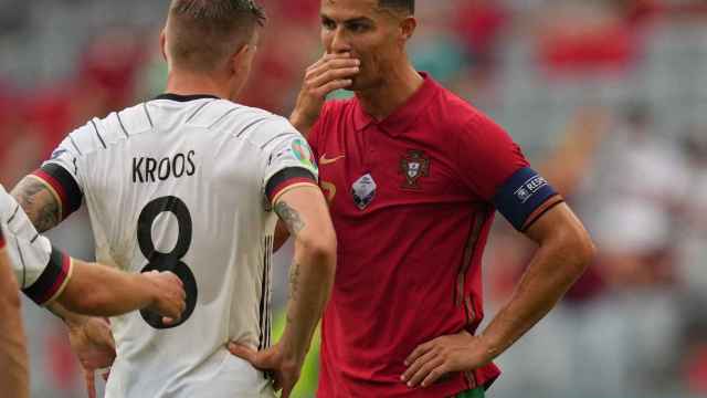 Toni Kroos y Cristiano Ronaldo hablando en la Eurocopa