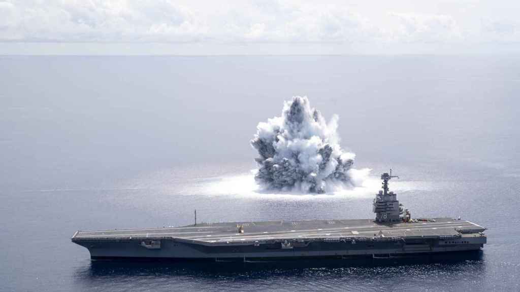 Explosión junto al USS Gerald R. Ford