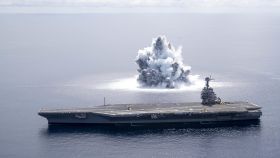 Explosión junto al USS Gerald R. Ford