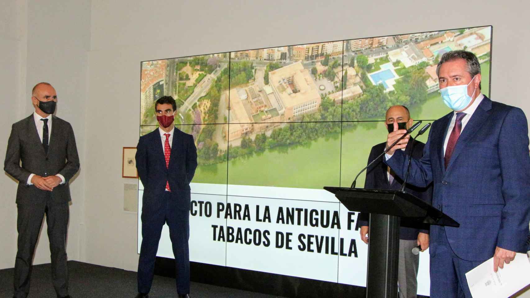 Autoridades en la presentación del proyecto para la Antigua Fábrica de Tabacos de Altadis.