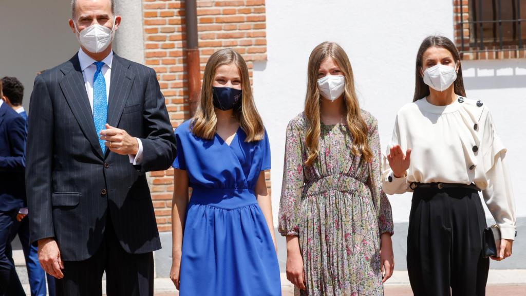 Leonor junto a los Reyes y la infanta Sofía el día de su confirmación.