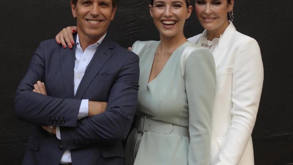 Alba Díaz, junto a sus padres el día de su graduación.