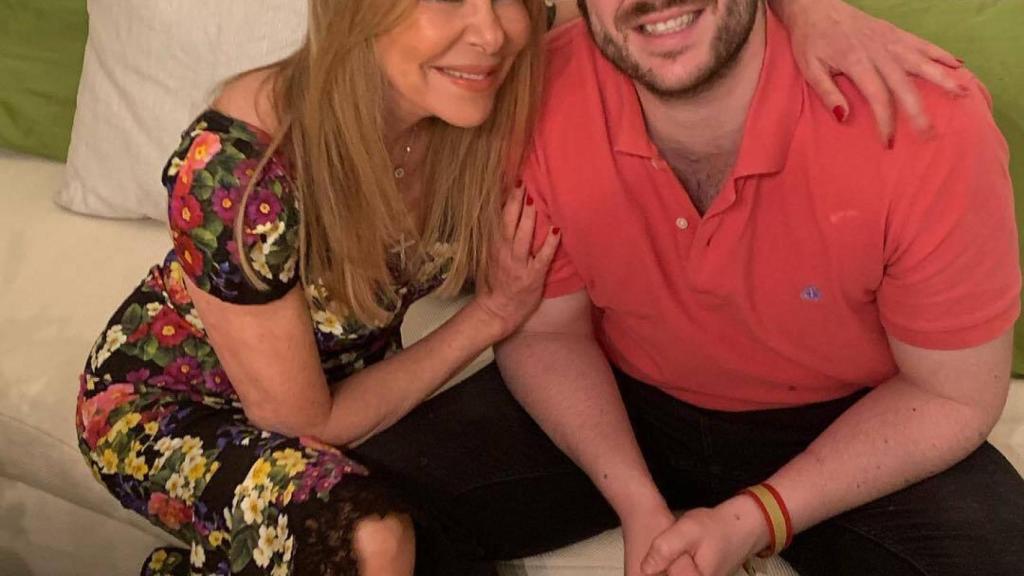 Ana Obregón junto a su hijo en una imagen de sus redes sociales.