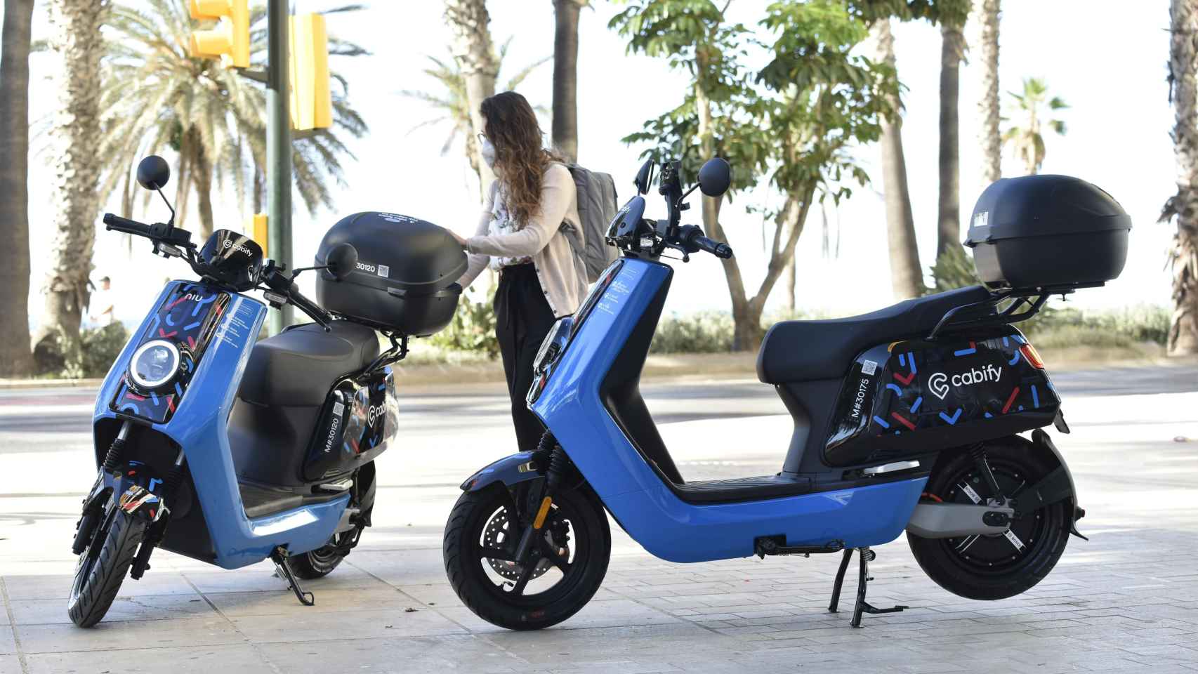 Unas motos de Cabify en Málaga.