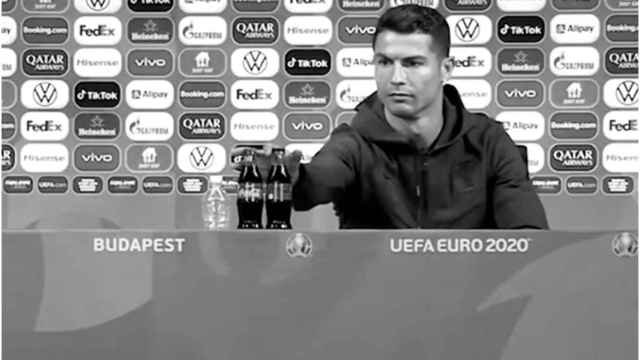 Cristiano Ronaldo, en la rueda de prensa que coincidió con el desplome de Coca-Cola.