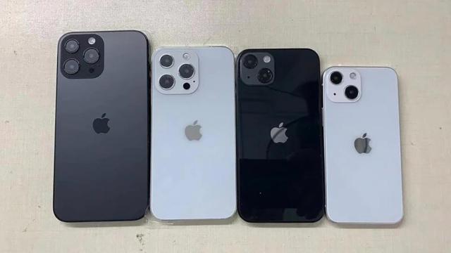 Modelos 'dummy' de los iPhone 13.