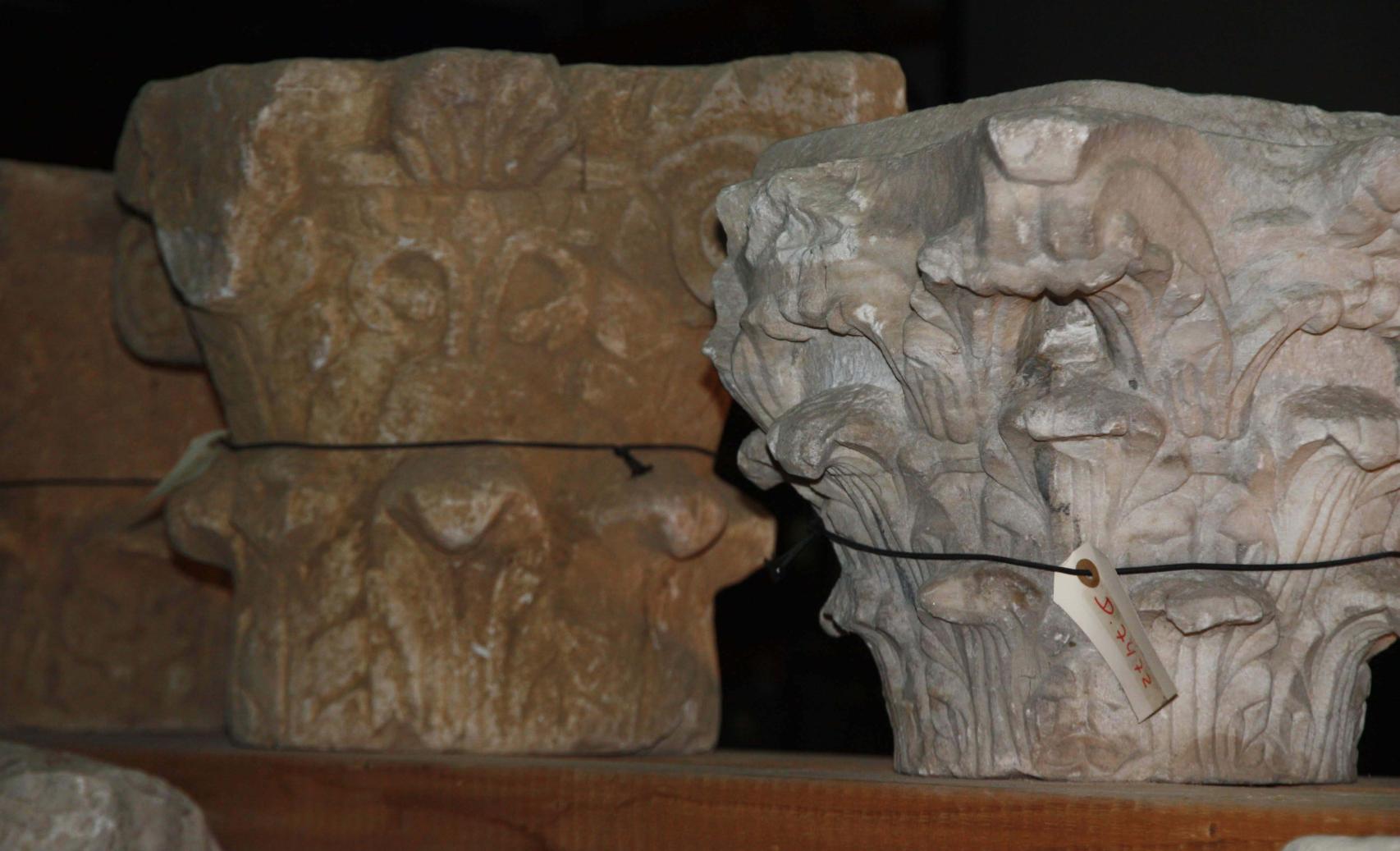 Varios de los capiteles hallados en el yacimiento, en el almacén donde se guardan.