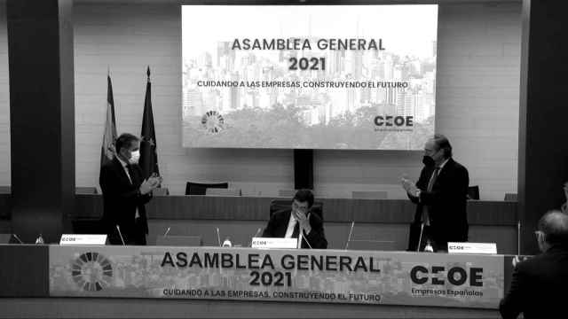 El líder de la CEOE, Antonio Garamendi, recibe el aplauso de la Junta Directiva.