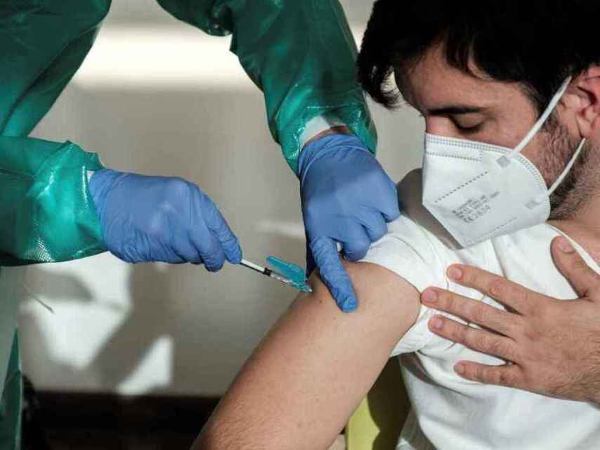 Un sanitario recibe una vacuna contra la Covid-19.