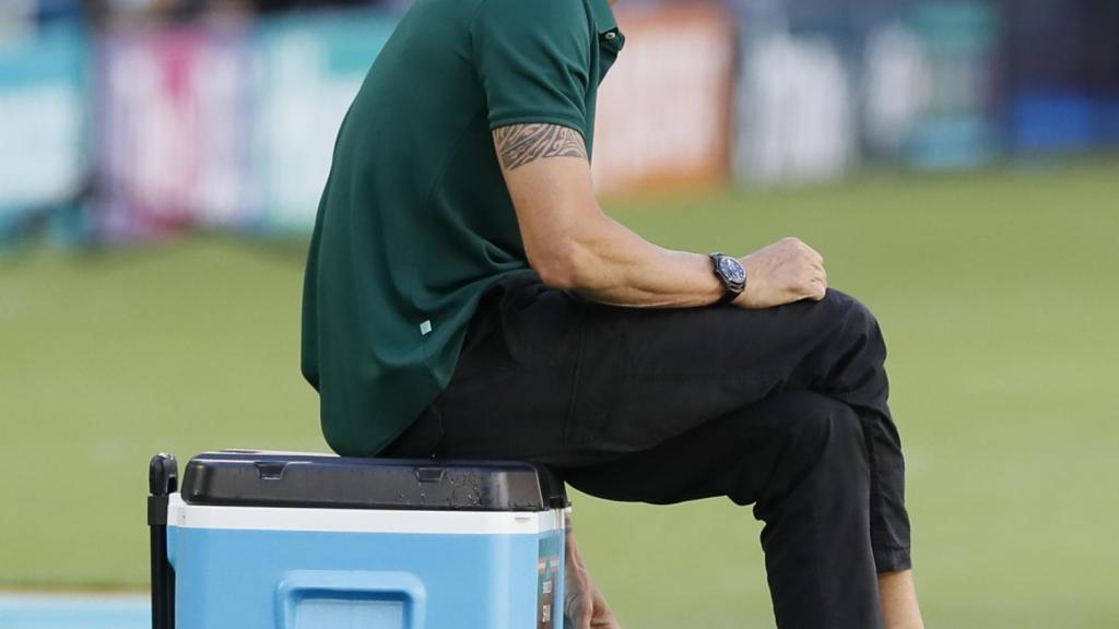 Luis Enrique, sentado sobre una nevera, sigue el partido Eslovaquia - España desde la banda