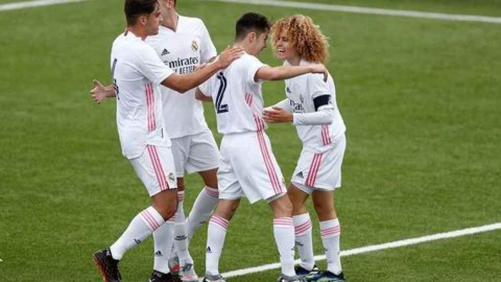 David de la Víbora celebra un gol con sus compañeros del Juvenil B del Real Madrid