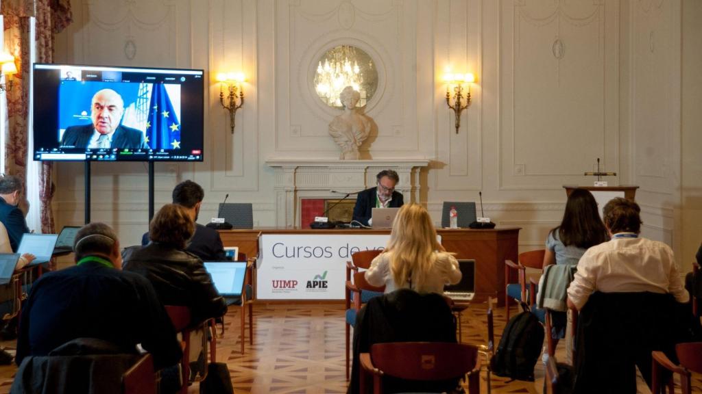 Luis de Guindos, vicepresidente del BCE, durante su intervención en los cursos de la Apie en Santander.