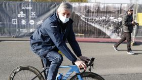 Eusebio Unzue, con una de las bicicletas del Movistar Team
