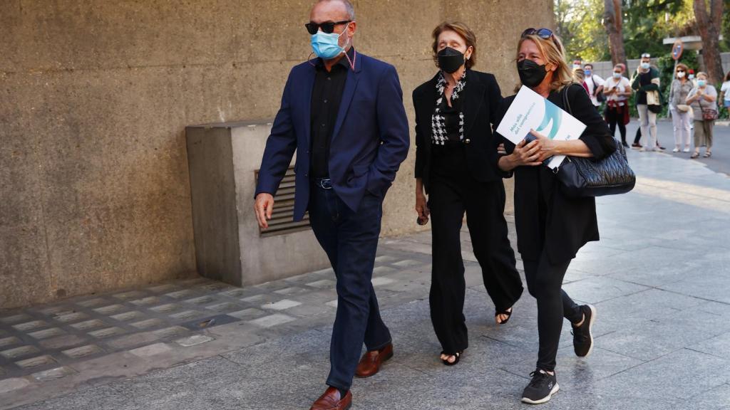 Encarna junto a sus hermanos Manolo y Concha llegando al tanatorio.