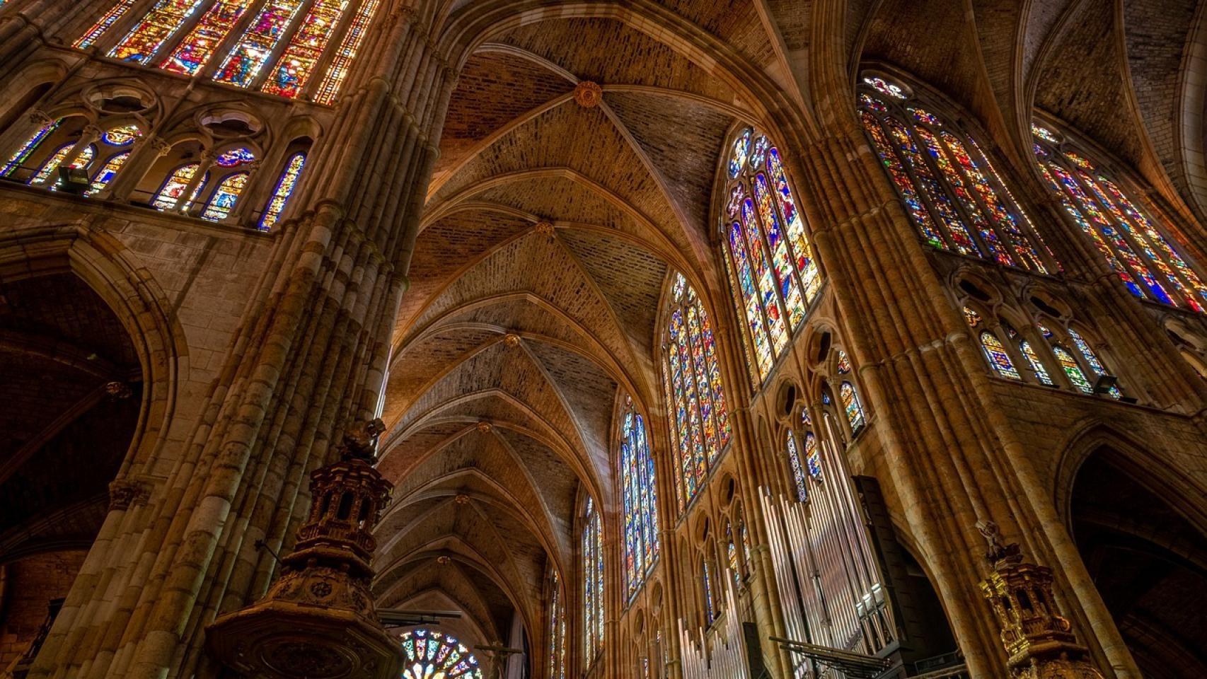 Реймский собор пол. Витражи капеллы сен-шапель. Линкольнский собор интерьер. Кафедральный собор в линкольне. Неф аббатство везле.