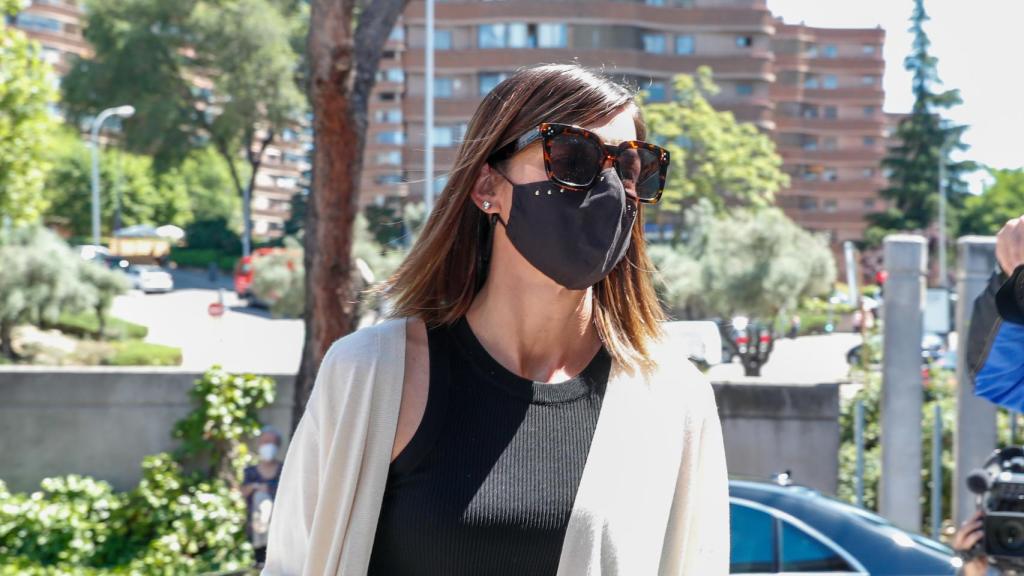 Alba Santana atendiendo a los medios de comunicación a la puertas del tanatorio.