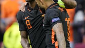 Wijnaldum y Depay celebran un gol