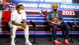 Lewis Hamilton y Max Verstappen, en rueda de prensa