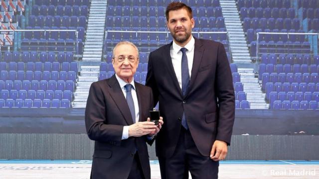 Felipe Reyes y Florentino Pérez en su acto de despedida