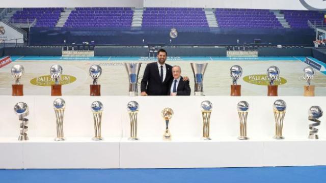 Felipe Reyes y Florentino Pérez junto a los trofeos del capitán