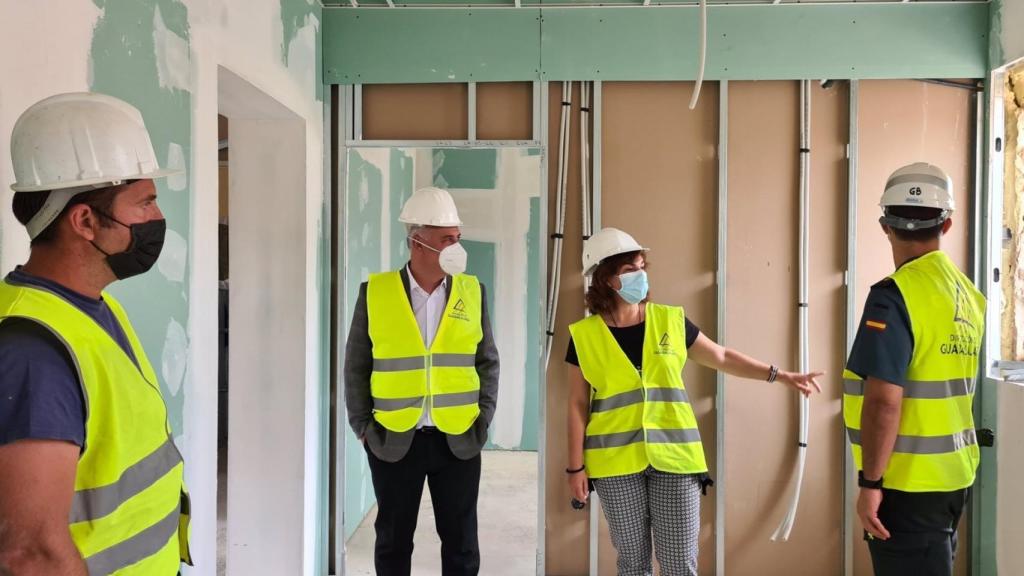 El presidente de la Diputación, José Luis Vega, visita las obras del cuartel.