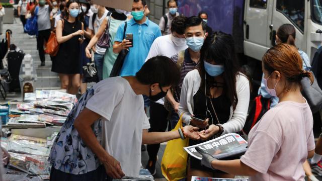 Las colas en Hong Kong para comprar la última edición del Apple Daily.