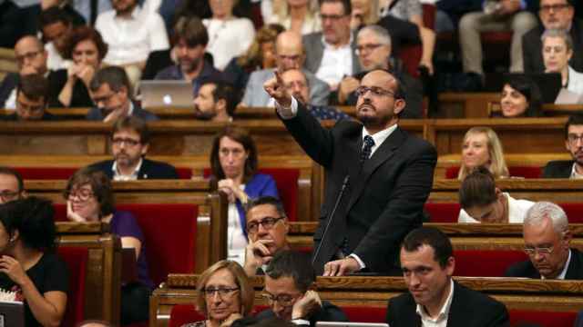 Alejandro Fernández en el Parlamento autonómico catalán.