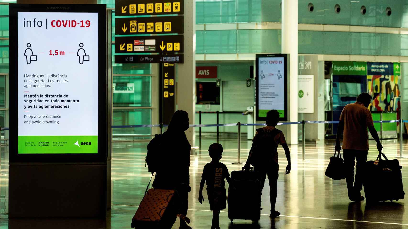 Viajeros con mascarillas en el aeropuerto de El Prat, en Barcelona.