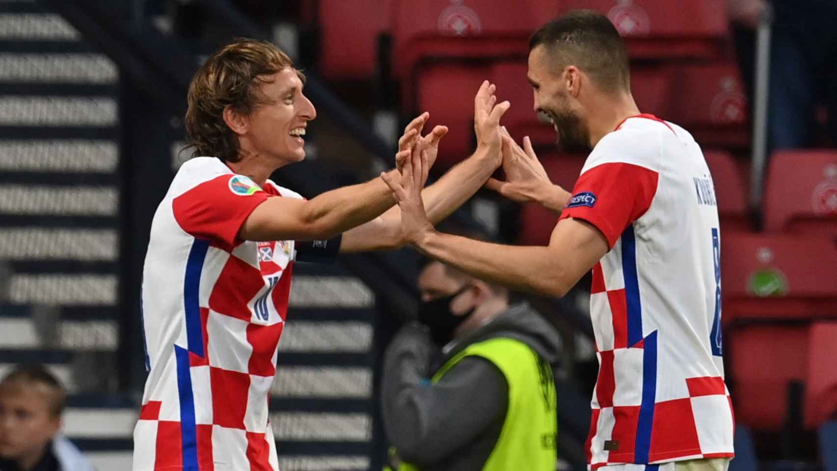 Modric y Kovacic celebran un gol