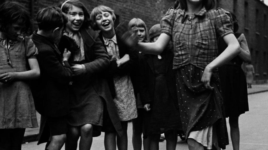 Joven del East End bailando «The Lambeth Walk», marzo de 1939