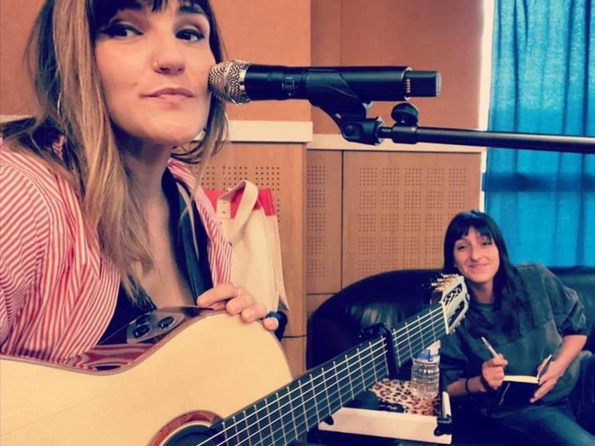 Rozalen y Bea, cantante e intérprete de signos sobre el escenario.