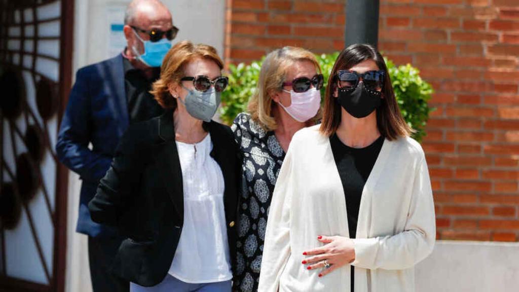 Alba, arropada por sus tíos, en el cementerio el pasado jueves 24 de junio.