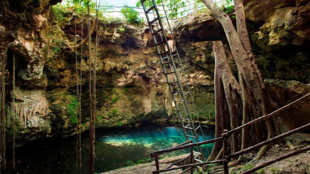 El cenote al que se accede desde el spa del hotel.