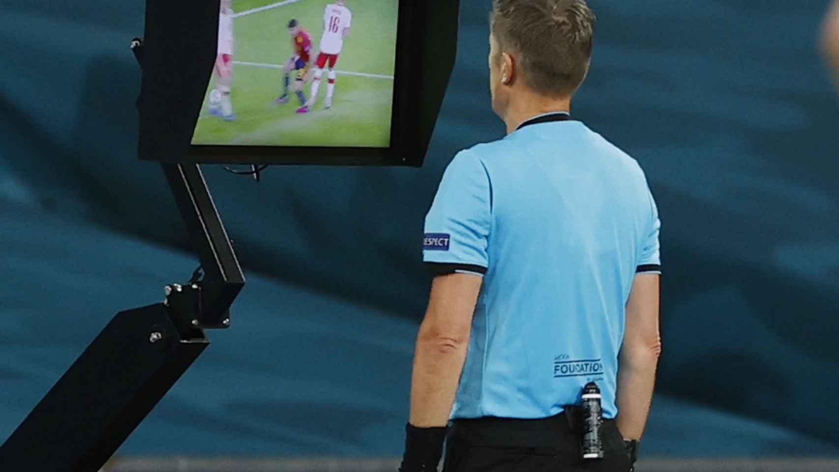 Árbitro revisando el VAR durante la Eurocopa