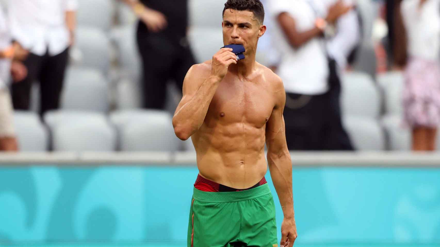 Cristiano Ronaldo sin camiseta durante la Eurocopa