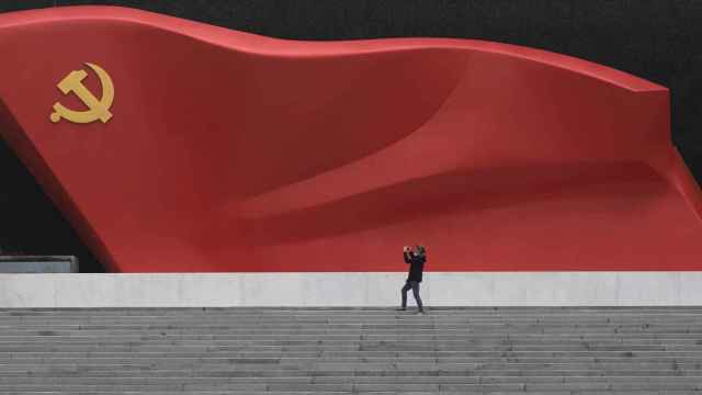 Escultura de la bandera del Partido Comunista Chino en Pekín.